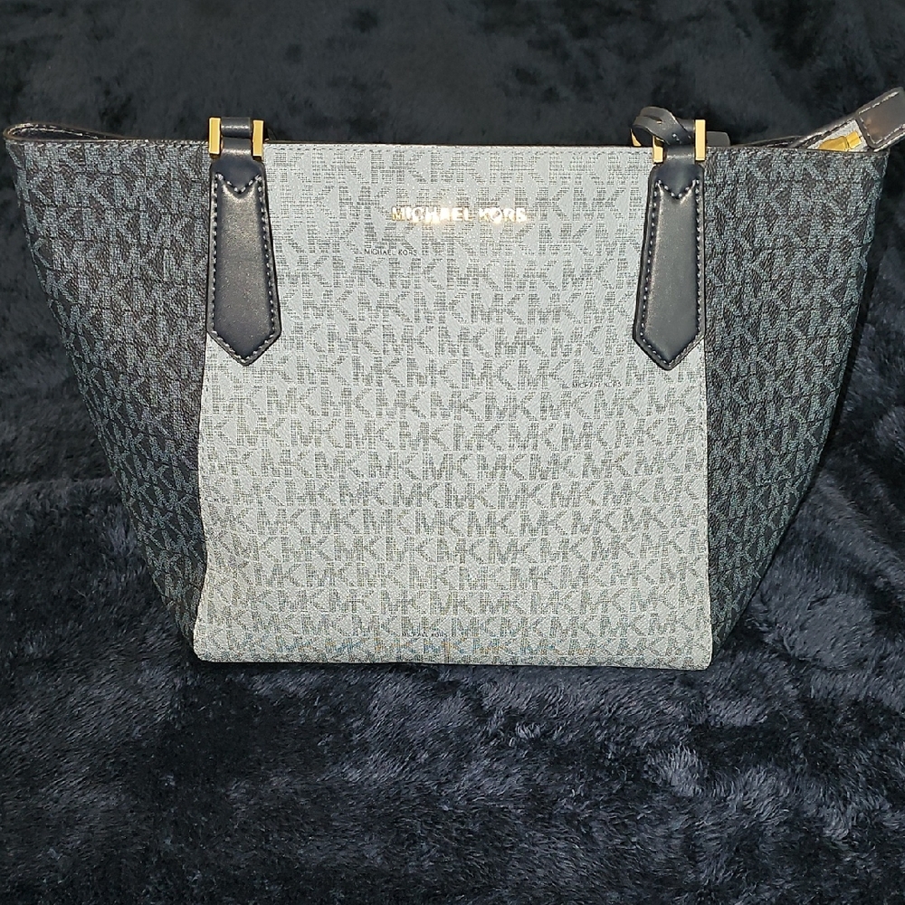 Michael Kors Navy and Light Blue Shoulder Bag in Signature Great Condition